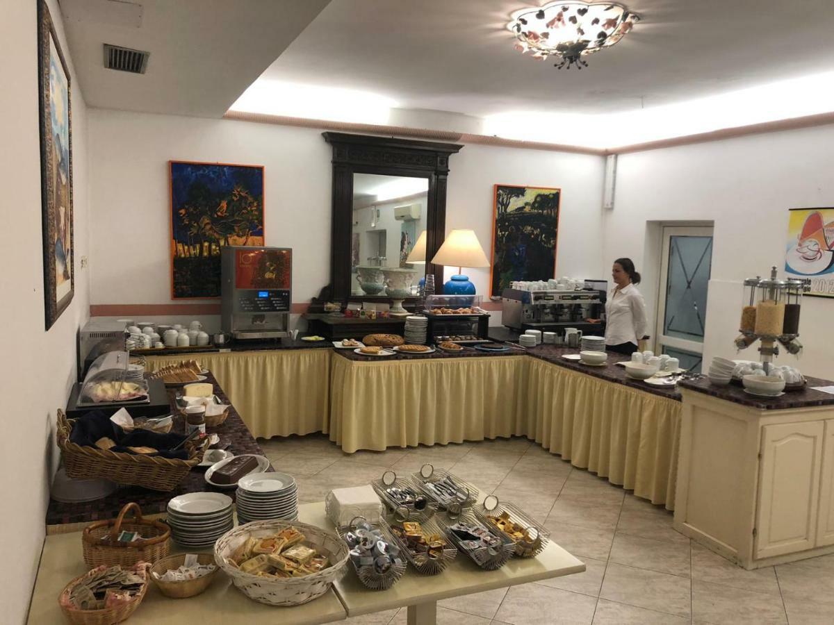 丽吉纳酒店 利多迪卡马约雷 外观 照片
